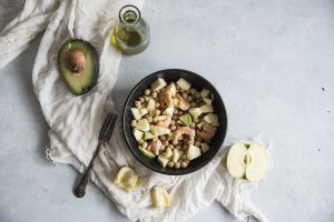Ensalada de garbanzos, aguacate, gambas y manzana verde