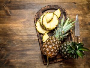 Piña: propiedades y calorías, beneficios, cómo limpiarla y cortarla, las mejores recetas