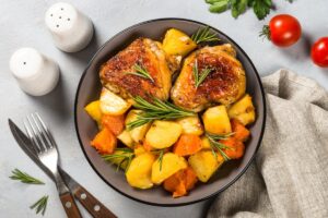 Pollo al horno con patatas, un segundo plato que gusta a grandes y pequeños