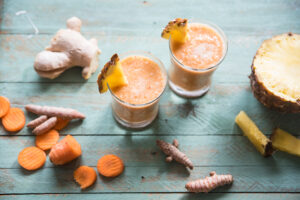 Batido de zanahoria, piña, manzana y jengibre