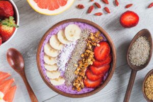 Smoothie bowl con yogur griego y fruta