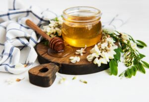 Miel de acacia: qué es, propiedades y beneficios, remedios y usos en la cocina