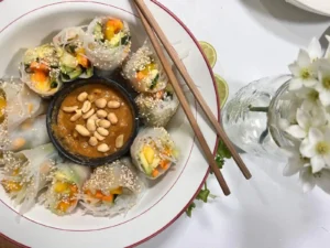Rollitos de Verano con salsa de cacahuete