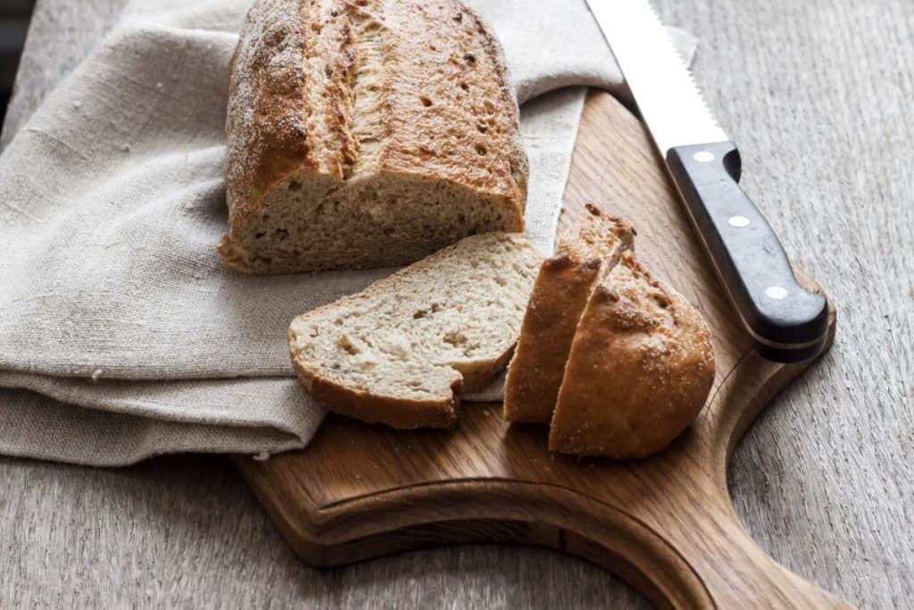 el pan integral tiene menos calorias que el pan normal