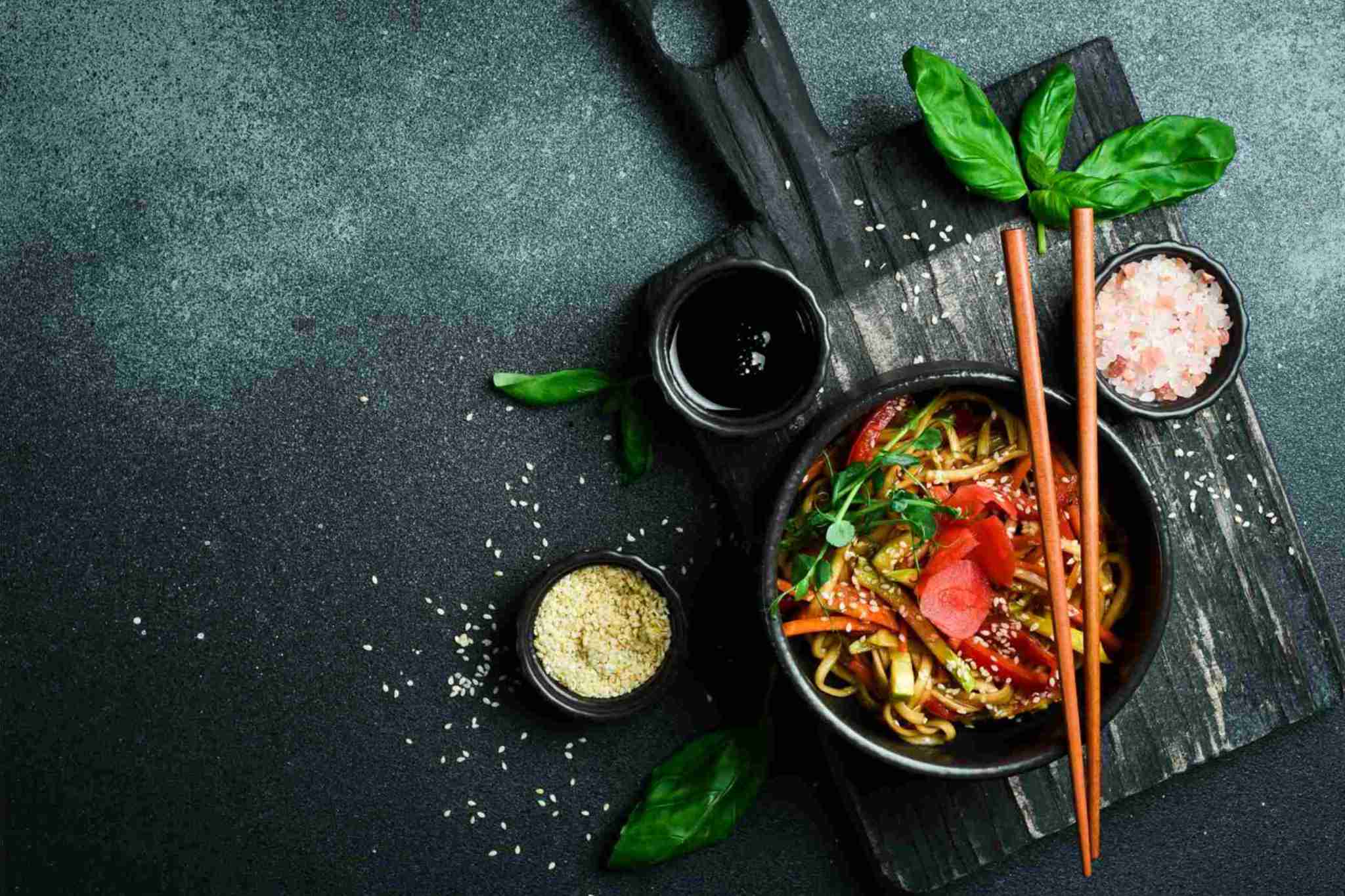 Fideos udon con verduras al wok