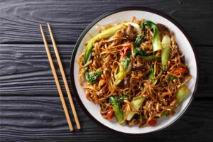 Fideos udon con verduras al wok: receta fácil