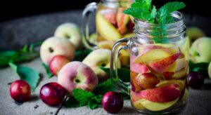 Agua depurativa con melocotón, kiwi y melisa