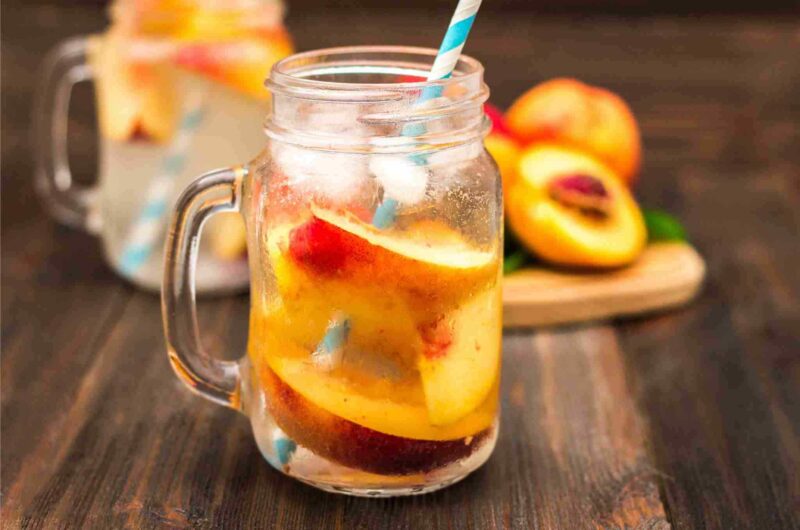 Agua depurativa con melocotón, kiwi y melisa