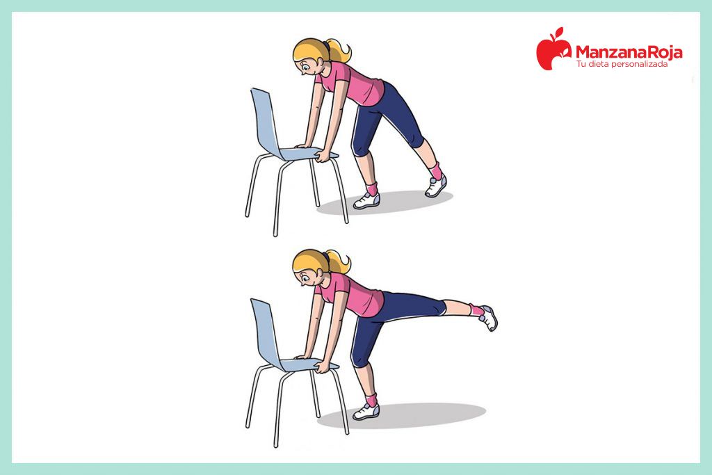 Mujer hace el ejercicio para la celulitis extensiones de pierna