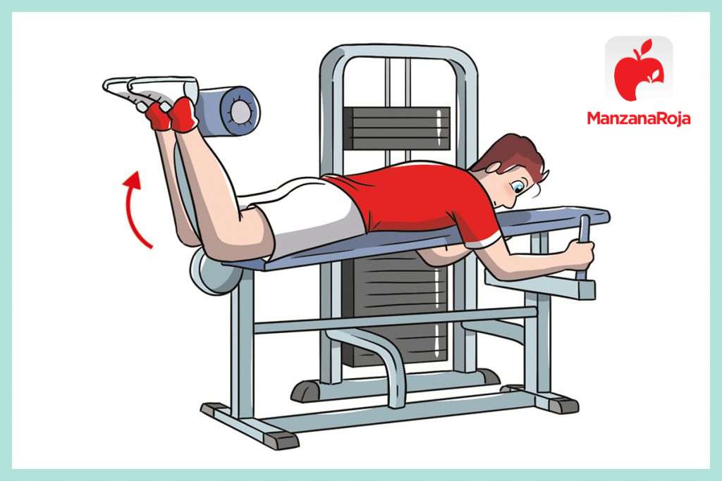 Hombre hace curl de pierna acostado