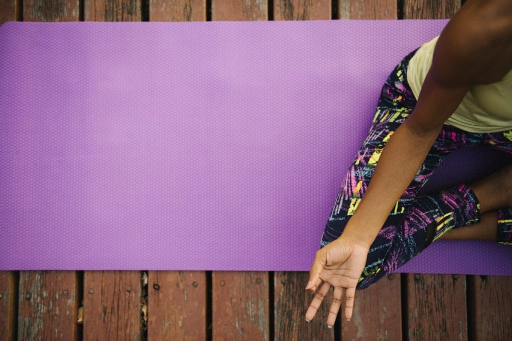 mujer hace yoga challenge para 1