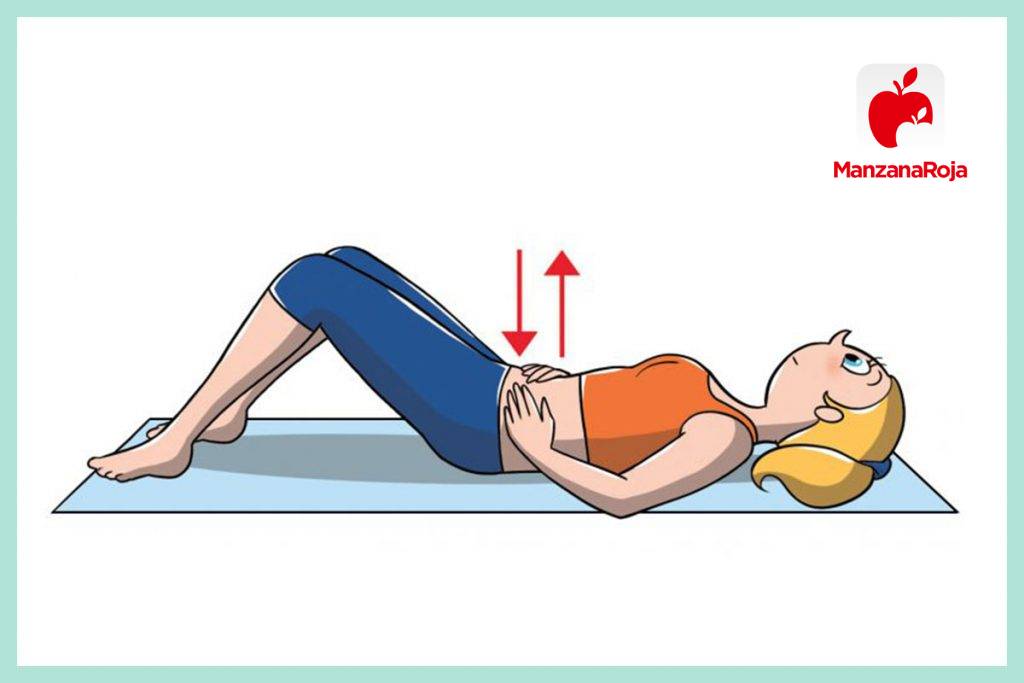 Mujer hace la postura de la respiracion abdominal