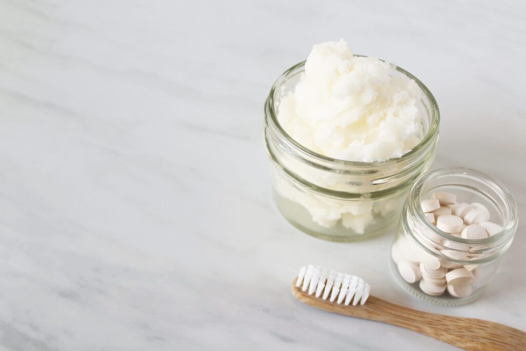 Tarros de cristal con aceite de coco para los dientes