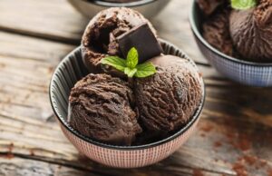 helado casero de chocolate acompañado con una hoja de menta