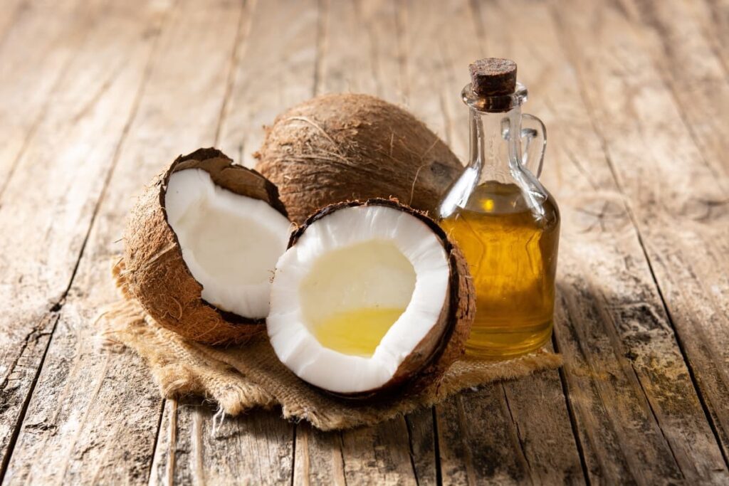 Un tipo de aceite de coco en botella