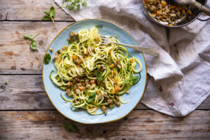 Noodles de Calabacín con Ragú Vegano de Seitán Blanco: Una Exquisita Opción Vegana