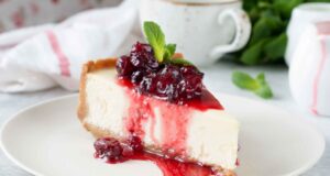 Cheesecake fit con frutos rojos sobre un plato