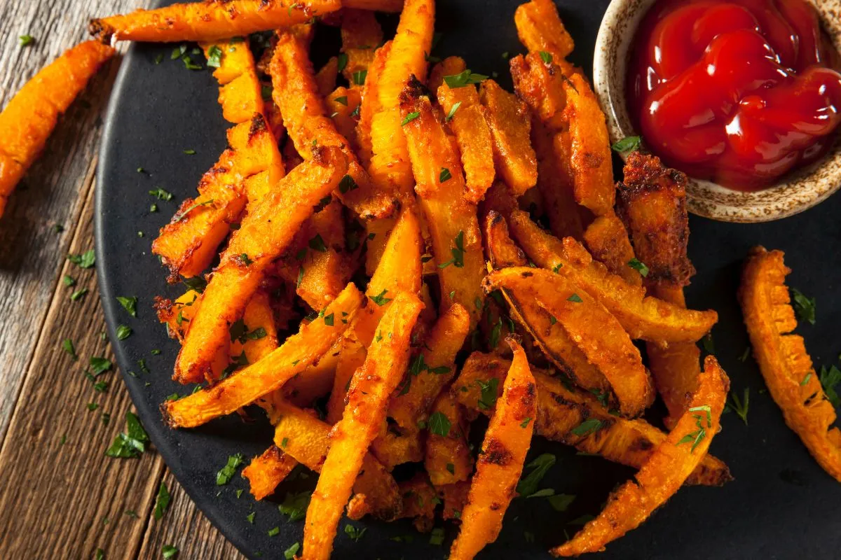 Calabaza frita en sartén y cortada en tiras