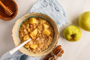 Porridge de avena y manzana: desayuno enérgico y delicioso