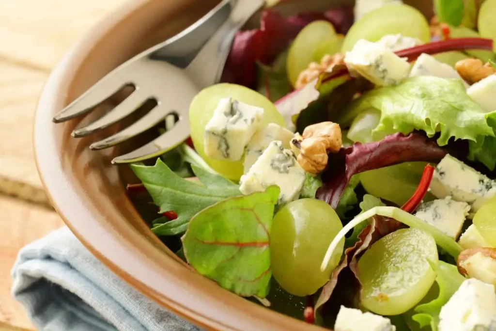 Ensalada de rúcula, uva, queso de cabra y avellanas