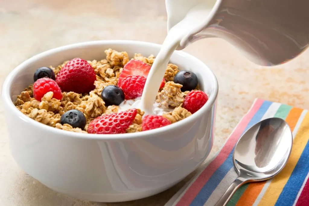 frutas frescas con cereales para el desayuno